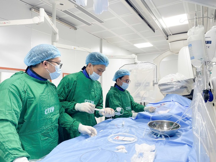 Làm chủ kỹ thuật can thiệp mạch máu não, Bệnh viện ĐKTP Vinh mở thêm cơ hội sống cho người bệnh đột quỵ- Ảnh 3.