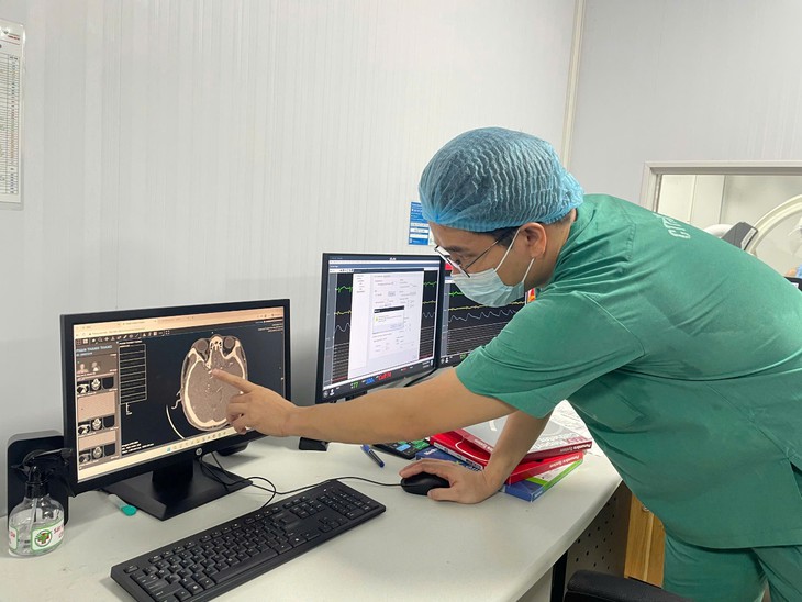 Làm chủ kỹ thuật can thiệp mạch máu não, Bệnh viện ĐKTP Vinh mở thêm cơ hội sống cho người bệnh đột quỵ- Ảnh 4.