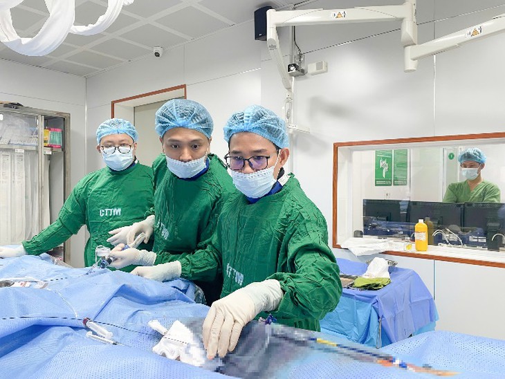 Làm chủ kỹ thuật can thiệp mạch máu não, Bệnh viện ĐKTP Vinh mở thêm cơ hội sống cho người bệnh đột quỵ- Ảnh 5.