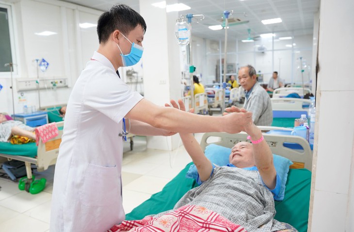 Làm chủ kỹ thuật can thiệp mạch máu não, Bệnh viện ĐKTP Vinh mở thêm cơ hội sống cho người bệnh đột quỵ- Ảnh 6.
