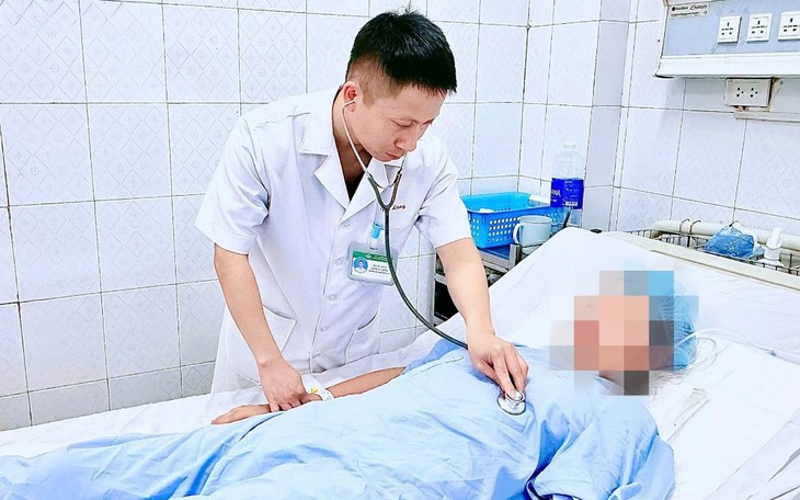 Nguy kịch vì uống nhầm chai nước màu hồng trong tủ lạnh- Ảnh 3.