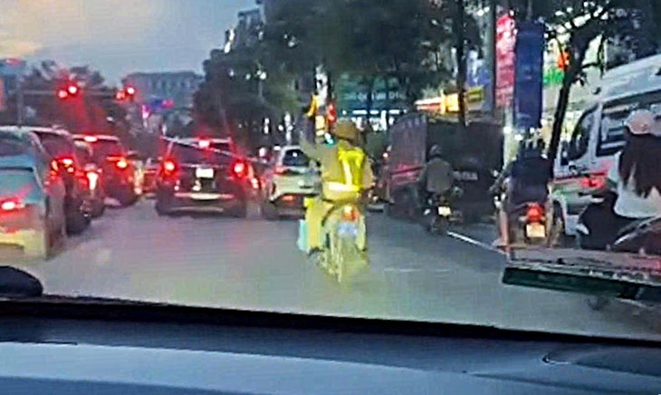 Bé trai sinh năm 2023 bị lồng ruột được CSGT Hà Nội mở đường đến viện trong 'thời gian vàng'- Ảnh 2.