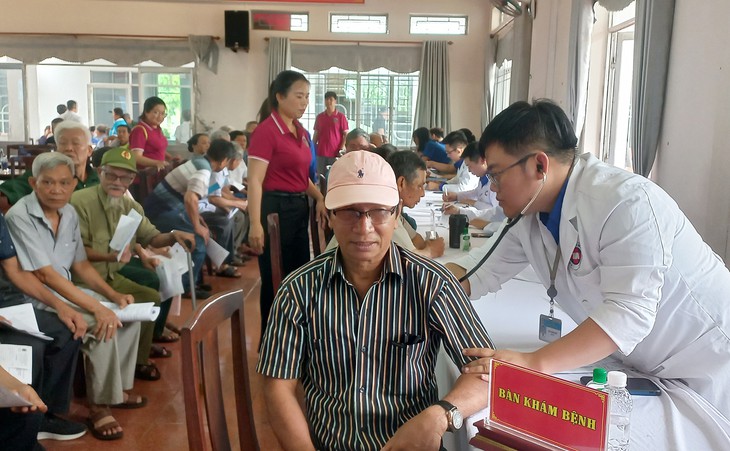 Khám bệnh, cấp thuốc miễn phí cho 350 người có công tại Đồng Nai- Ảnh 1.