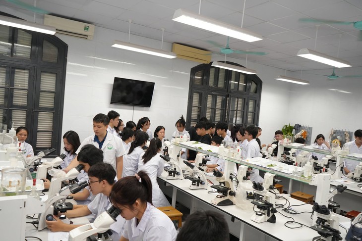 Toàn cảnh điểm sàn ngành Dược học 2026 tại các cơ sở đào tạo trọng điểm- Ảnh 1.