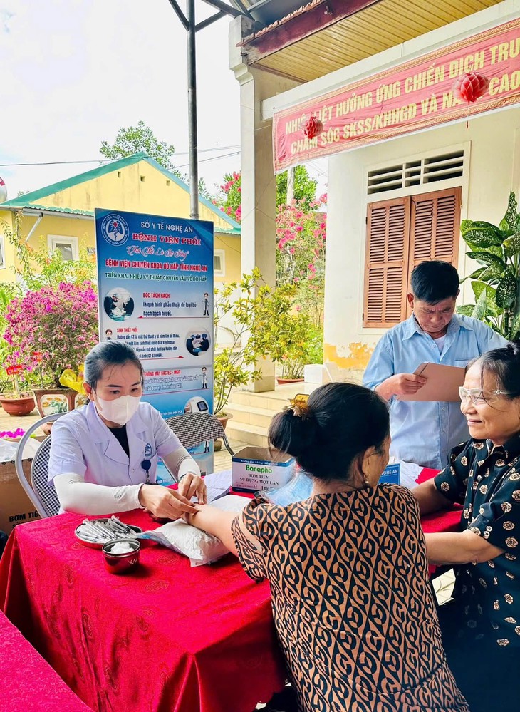 Hơn 3.000 người dân được khám sàng lọc bệnh hô hấp miễn phí
- Ảnh 3.