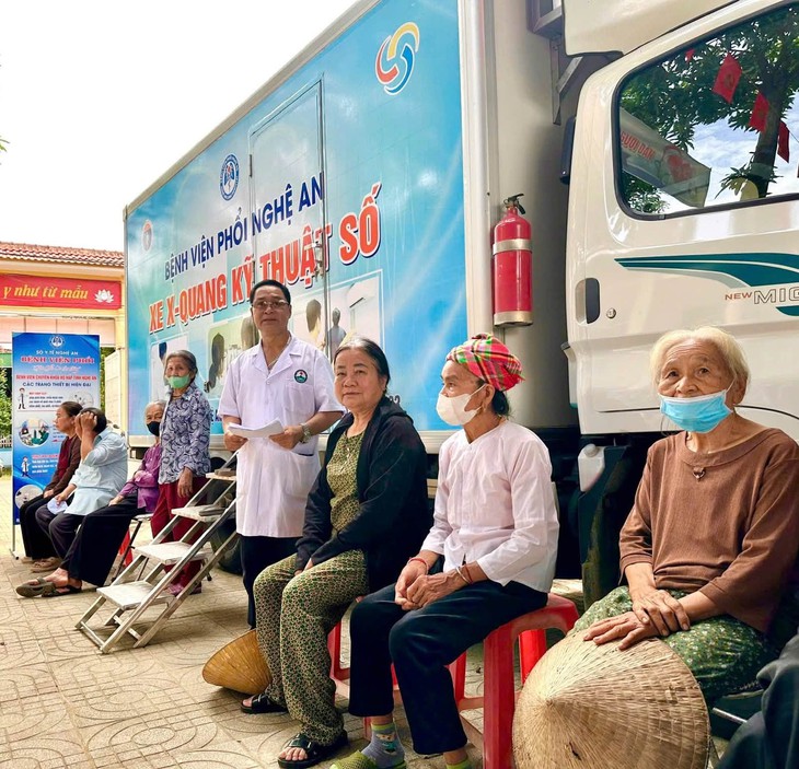 Hơn 3.000 người dân được khám sàng lọc bệnh hô hấp miễn phí
- Ảnh 4.