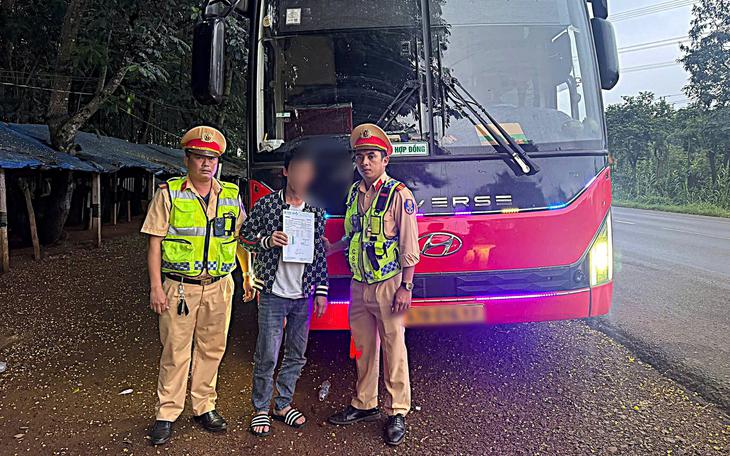 Người nước ngoài lái ô tô không có bằng lái, chủ xe đối diện mức phạt 80 triệu đồng- Ảnh 2.
