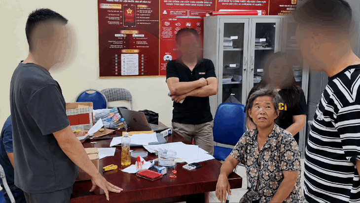 Đôi bạn nữ U50 bị khởi tố sau khi công an test nhanh ma túy- Ảnh 1.