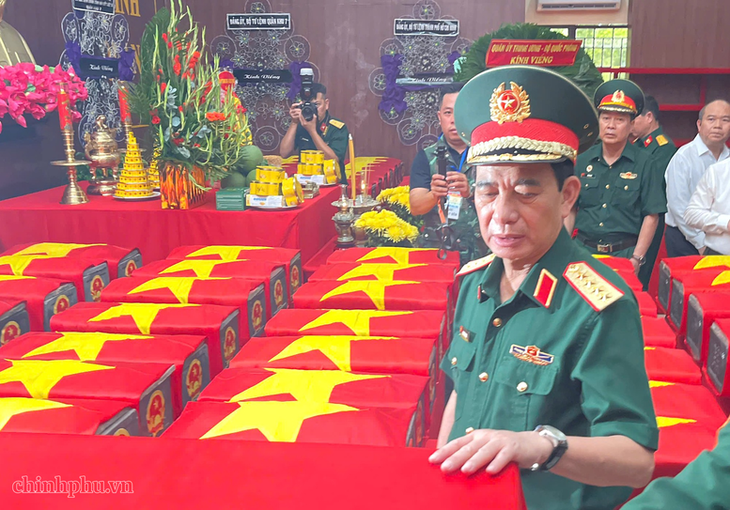 Đại tướng Phan Văn Giang dâng hương tri ân các Anh hùng liệt sĩ tại Công viên Lê Thị Riêng- Ảnh 3.