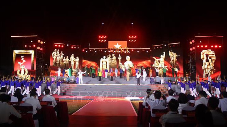 Lễ thắp nến tri ân các Anh hùng liệt sĩ tại Nghĩa trang Mai Dịch và Nghĩa trang Hàng Dương- Ảnh 8.