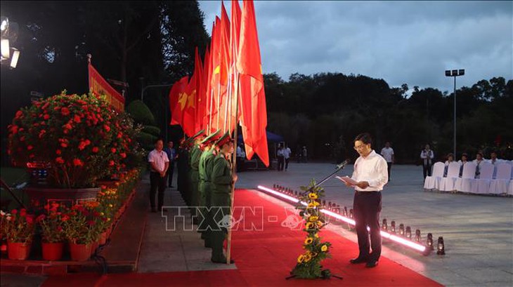 Lễ thắp nến tri ân các Anh hùng liệt sĩ tại Nghĩa trang Mai Dịch và Nghĩa trang Hàng Dương- Ảnh 7.