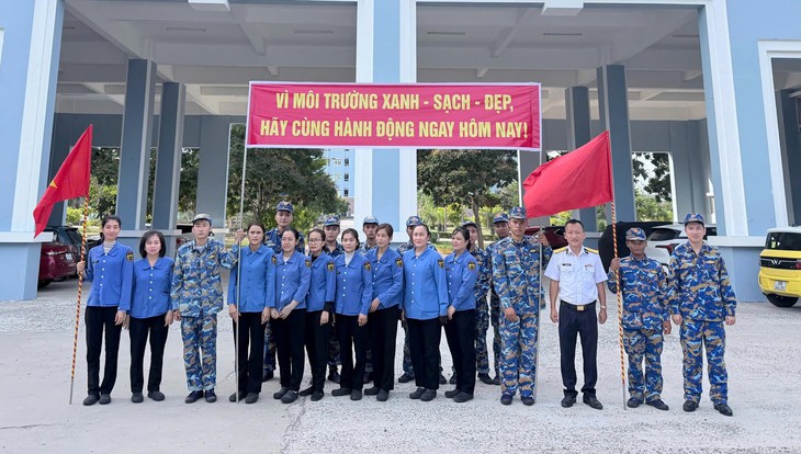 Chiến sĩ Vùng 4 Hải quân làm sạch biển, chăm sóc 8.000 cây dừa giống cho Trường Sa- Ảnh 1.