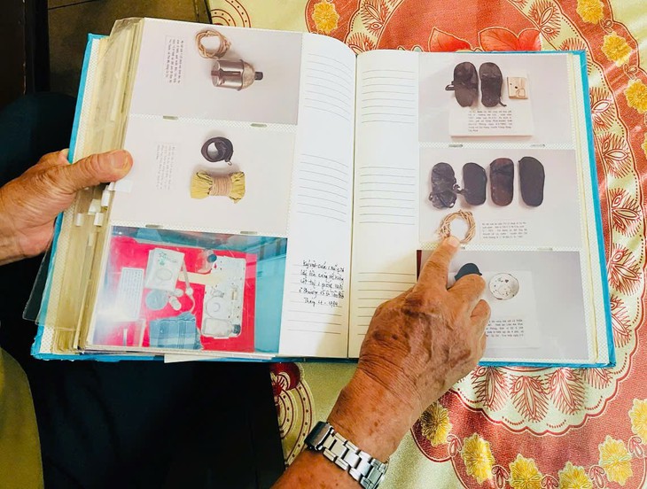 Bác sĩ Bản nghẹn ngào chỉ vào từng kỷ vật của đồng đội. Ảnh: H.Phương