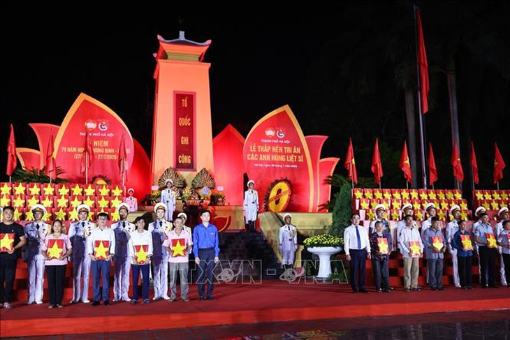 Lễ thắp nến tri ân các Anh hùng liệt sĩ tại Nghĩa trang Mai Dịch và Nghĩa trang Hàng Dương- Ảnh 1.