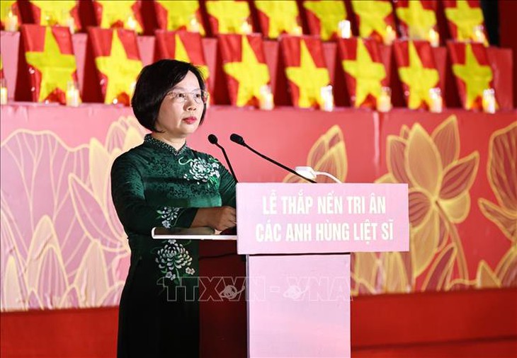 Lễ thắp nến tri ân các Anh hùng liệt sĩ tại Nghĩa trang Mai Dịch và Nghĩa trang Hàng Dương- Ảnh 2.