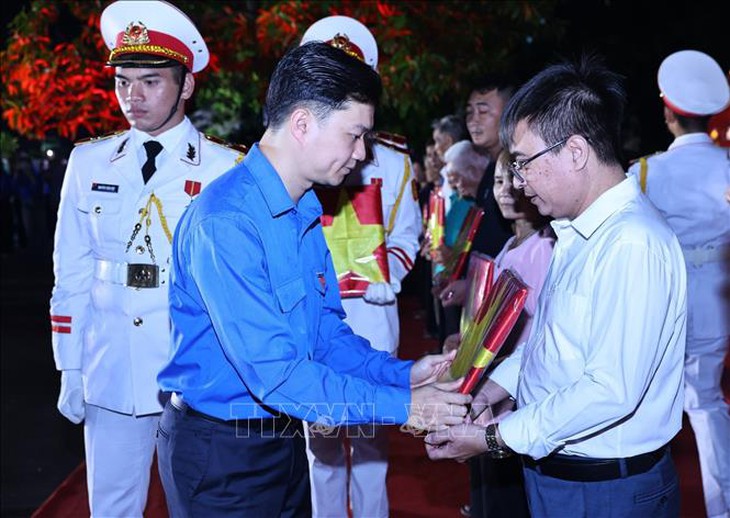 Lễ thắp nến tri ân các Anh hùng liệt sĩ tại Nghĩa trang Mai Dịch và Nghĩa trang Hàng Dương- Ảnh 4.