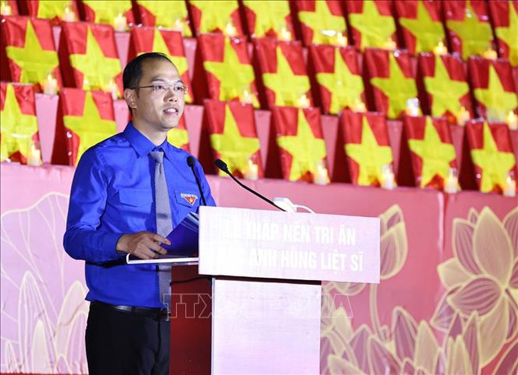Lễ thắp nến tri ân các Anh hùng liệt sĩ tại Nghĩa trang Mai Dịch và Nghĩa trang Hàng Dương- Ảnh 3.