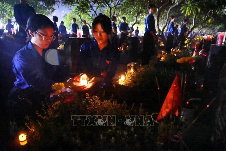 Lễ thắp nến tri ân các Anh hùng liệt sĩ tại Nghĩa trang Mai Dịch và Nghĩa trang Hàng Dương- Ảnh 5.