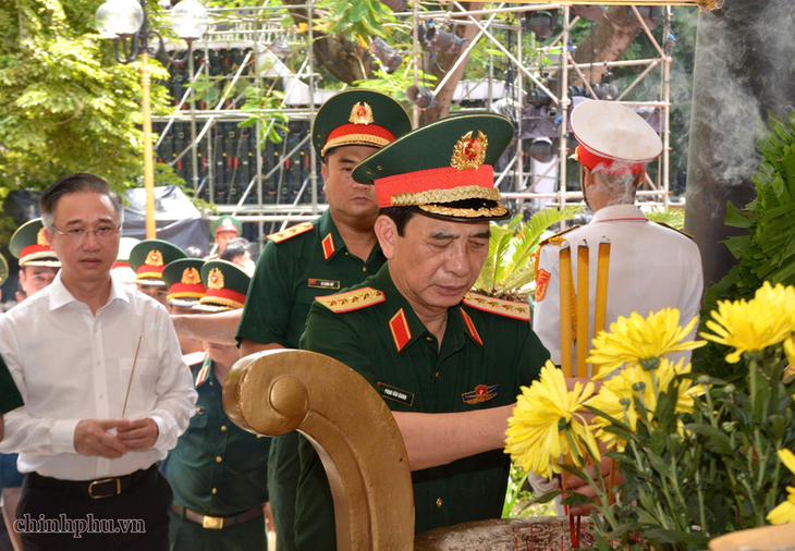 Đại tướng Phan Văn Giang dâng hương tri ân các Anh hùng liệt sĩ tại Công viên Lê Thị Riêng- Ảnh 1.