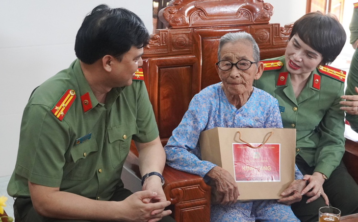 Chồng, con hóa thân vào đất nước và ước mong của Mẹ Việt Nam Anh hùng 96 tuổi- Ảnh 1.