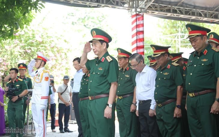 Đại tướng Phan Văn Giang dâng hương tri ân các Anh hùng liệt sĩ tại Nghĩa trang liệt sĩ Đắk Nông- Ảnh 4.