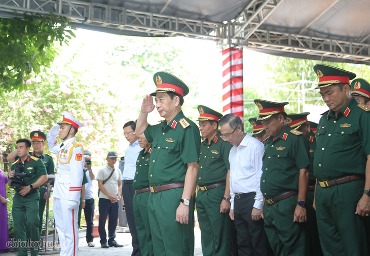 Đại tướng Phan Văn Giang dâng hương tri ân các Anh hùng liệt sĩ tại Công viên Lê Thị Riêng- Ảnh 2.