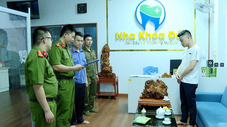 Không phải bác sĩ vẫn mở phòng khám và 'điều trị' cho bệnh nhân- Ảnh 1.