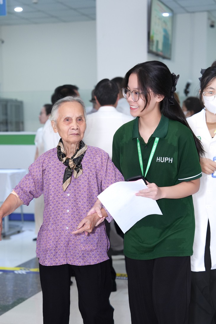 Tri ân người có công qua chương trình khám sức khỏe và cấp thuốc miễn phí nhân dịp 27/7- Ảnh 1.