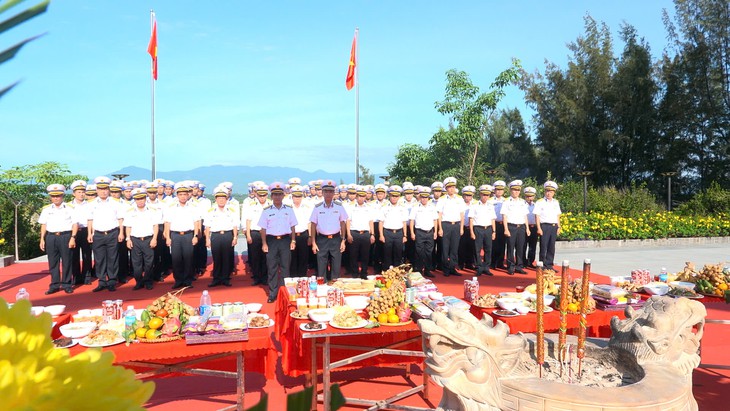 Vùng 4 Hải quân dâng hương tưởng niệm các anh hùng liệt sĩ Gạc Ma- Ảnh 1.
