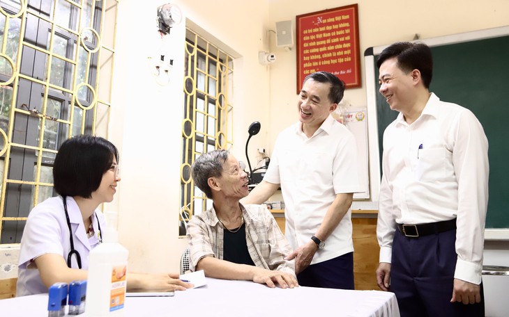 Thứ trưởng Bộ Y tế Trần Văn Thuấn thăm, động viên người bệnh ung thư tại Bắc Ninh- Ảnh 1.