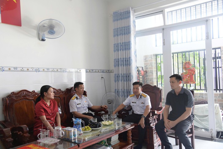 Lữ đoàn 955 quyên góp, trao quà sẻ chia đến các quân nhân đang điều trị bệnh- Ảnh 1.