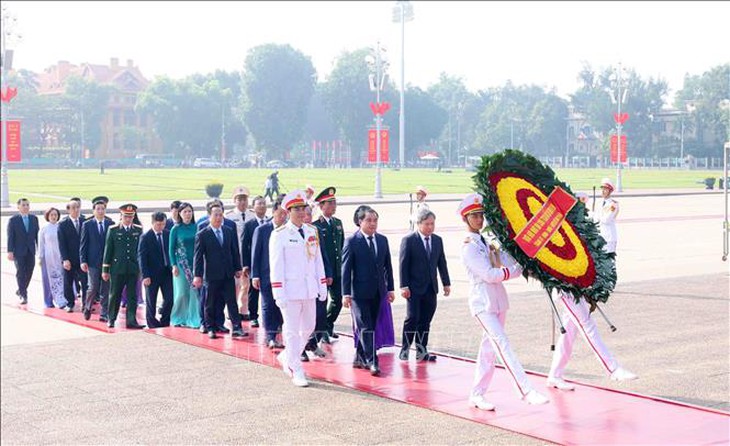 Lãnh đạo Đảng, Nhà nước tưởng niệm các Anh hùng liệt sĩ và viếng Chủ tịch Hồ Chí Minh- Ảnh 13.