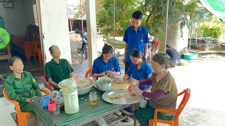 Ấm lòng những bữa cơm tri ân- Ảnh 2.
