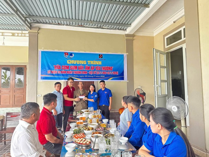 Ấm lòng những bữa cơm tri ân- Ảnh 1.