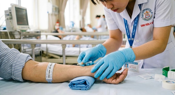 Gửi sinh viên Y khoa: Bệnh nhân không phải 'content', chiếc kim tiêm không phải quyền lực - Ảnh 1.