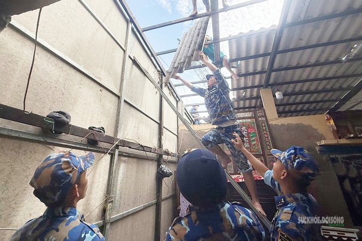 Lữ đoàn 175 giúp người dân Cà Mau khắc phục hậu quả giông lốc Năm 2026 - Ảnh 1.