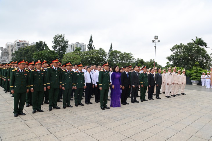 Lãnh đạo TPHCM dâng hương tưởng niệm các Anh hùng liệt sĩ- Ảnh 2.