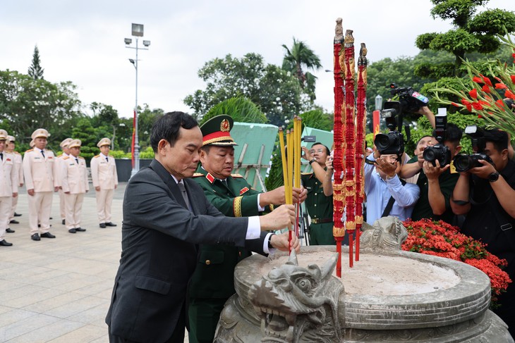 Lãnh đạo TPHCM dâng hương tưởng niệm các Anh hùng liệt sĩ- Ảnh 1.
