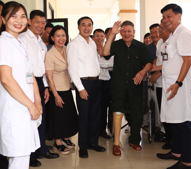 Những chiếc chân giả được 'đo ni đóng giày' cho người thương binh - Ảnh 3.