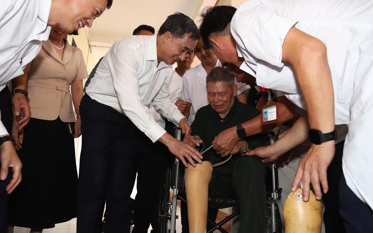 Ngành y tế TPHCM tri ân các Anh hùng liệt sĩ, chăm sóc sức khỏe người có công- Ảnh 9.