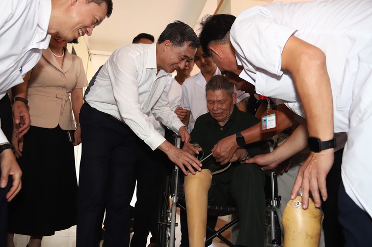 Những chiếc chân giả được 'đo ni đóng giày' cho người thương binh - Ảnh 1.
