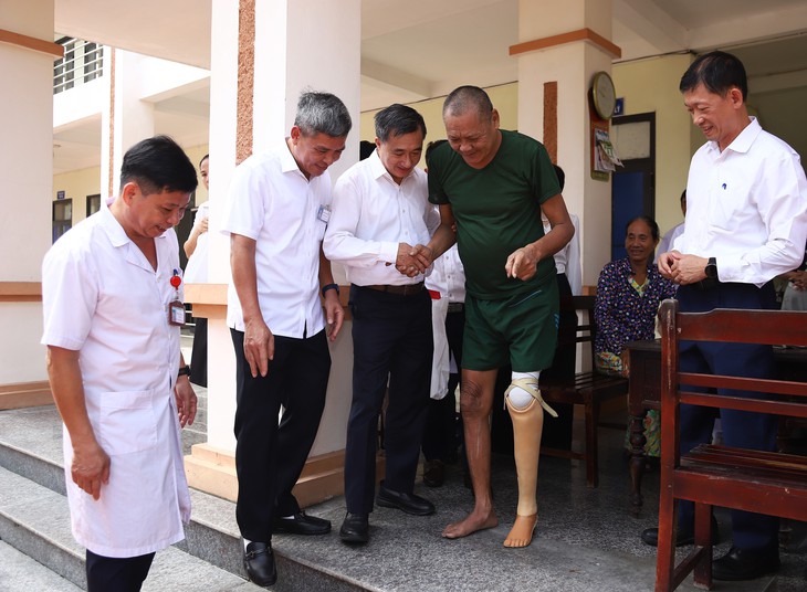 Những chiếc chân giả được 'đo ni đóng giày' cho người thương binh - Ảnh 2.