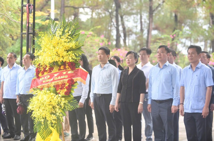 Bộ trưởng Đào Hồng Lan và đoàn công tác Bộ Y tế tri ân anh hùng, liệt sĩ, gia đình chính sách tại các tỉnh miền Trung- Ảnh 1.
