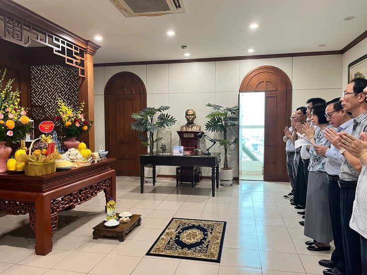 Thứ trưởng Nguyễn Thị Liên Hương dâng hương tri ân anh hùng, liệt sĩ, GS.BS Đặng Văn Ngữ - Ảnh 1.