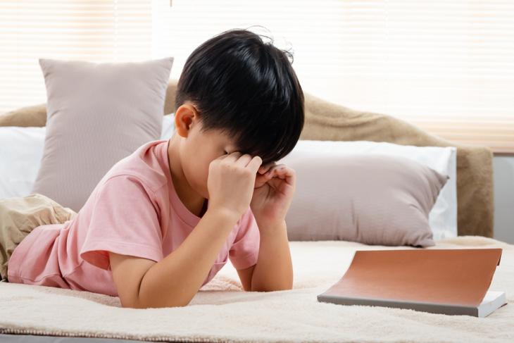 5 dấu hiệu cho thấy trẻ cần được đưa đi khám mắt sớm- Ảnh 1.
