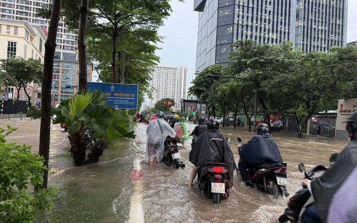 Cảnh báo mưa dông khu vực nội thành Hà Nội trưa chiều 27/7- Ảnh 2.