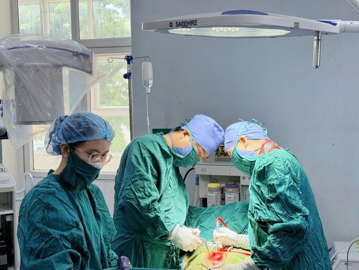 Lần đầu tiên triển khai thành công kỹ thuật thay thân đốt sống Titan tại Nghệ An- Ảnh 1.