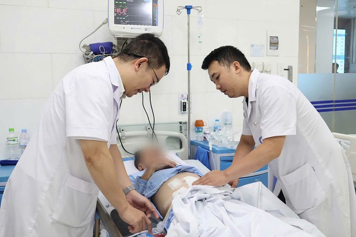 Cụ ông thủng ruột sau bữa canh cá, bác sĩ cảnh báo biến chứng nguy hiểm- Ảnh 1.