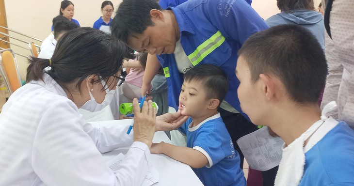 Khám sức khỏe gần 200 trẻ em đặc biệt ở TPHCM: Mỗi chỉ số là thành quả của sự kiên nhẫn và yêu thương - Ảnh 2.