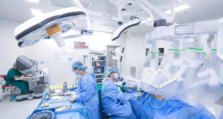 Bệnh viện Tâm Anh ứng dụng robot phẫu thuật 'một cổng' điều trị ung thư - Ảnh 1.